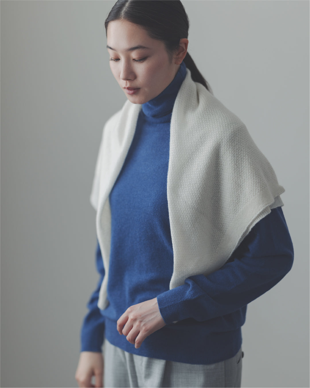 カシミヤ　薄手タートルセーター