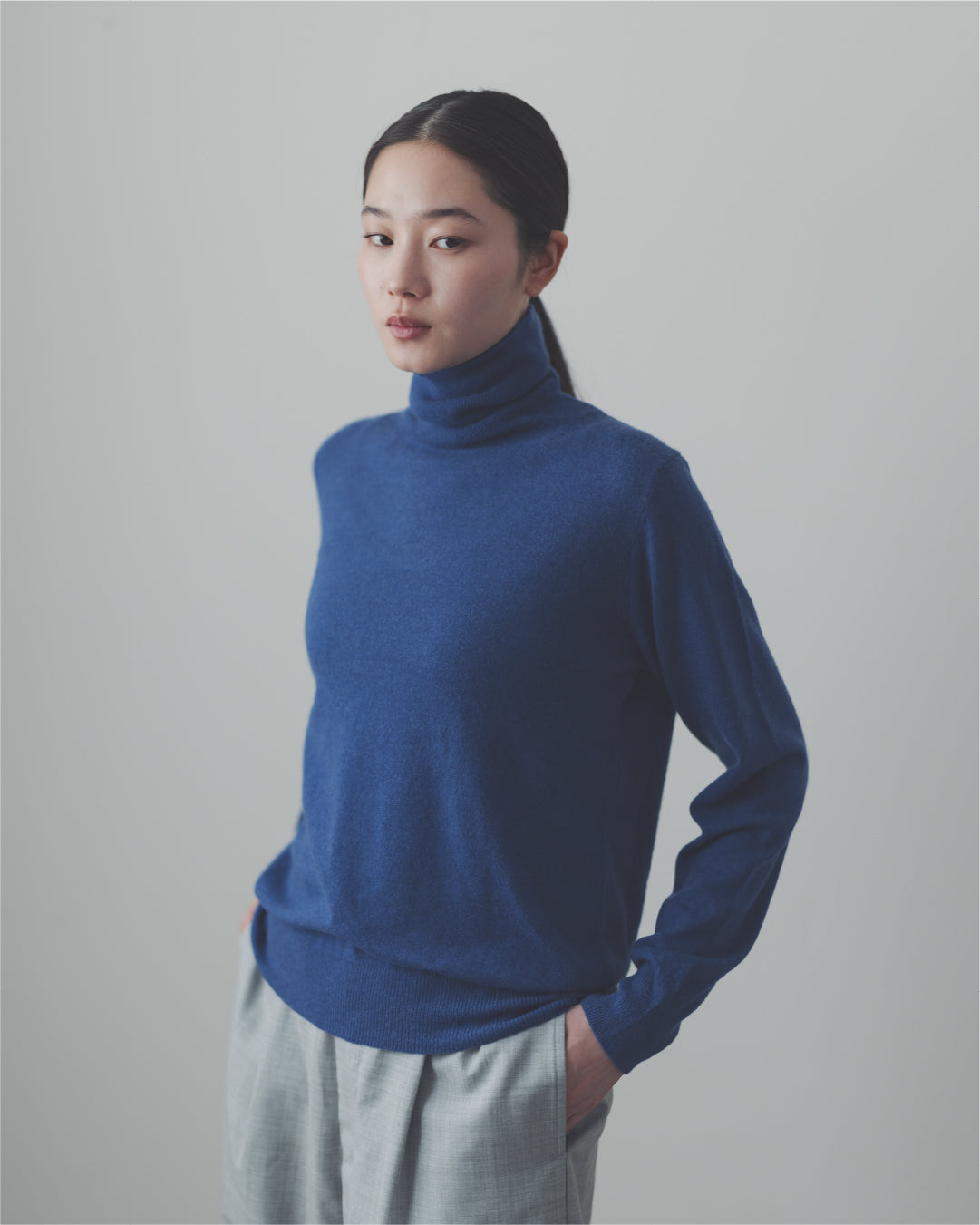 カシミヤ　薄手タートルセーター